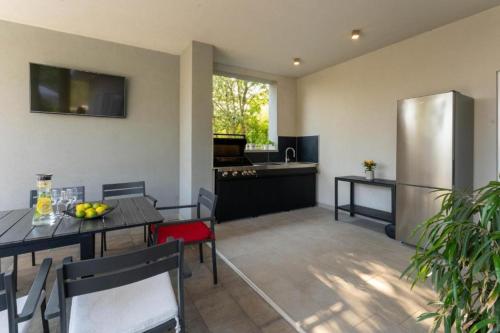 Villa Chillax in Medulin for 10 people with 47 m2 private pool, jacuzzi & sea view - only 400 meters from beach