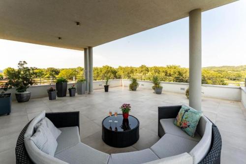 Villa Chillax in Medulin for 10 people with 47 m2 private pool, jacuzzi & sea view - only 400 meters from beach