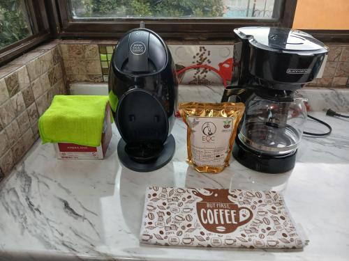 a counter top with a coffee maker and a blender at Habitación en barrio de Jalatlaco in Oaxaca City