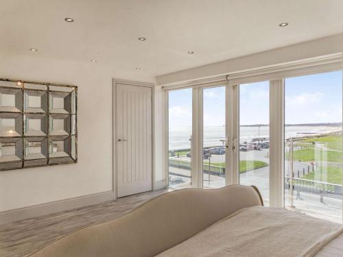 een woonkamer met een bank en uitzicht op de oceaan bij 3 Bed in Blyth oc-87734 in Blythe