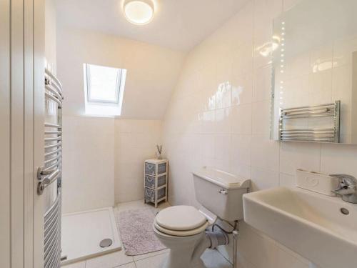 een witte badkamer met een toilet en een wastafel bij 3 Bed in Blyth oc-87734 in Blythe