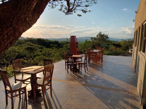 Un grupo de mesas y sillas en un patio. en pousada tucano, en São José da Barra