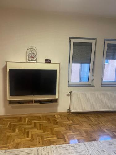 Μια τηλεόραση ή/και κέντρο ψυχαγωγίας στο Semitronix möblerat lägenhet i centrala Pej