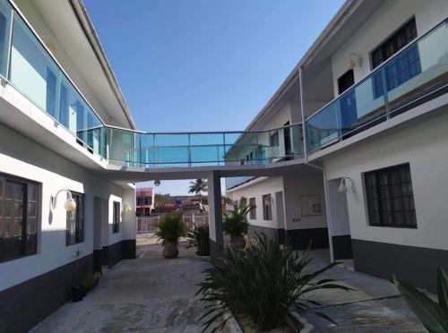a balcony of a building with a walkway at Casa Temporada Caraguatatuba in Caraguatatuba