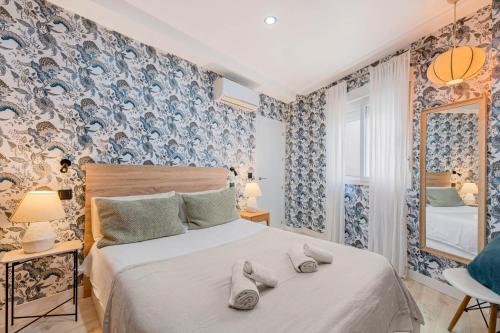 En eller flere senge i et værelse på Luxury Apartment Picasso by Nagoa Homes