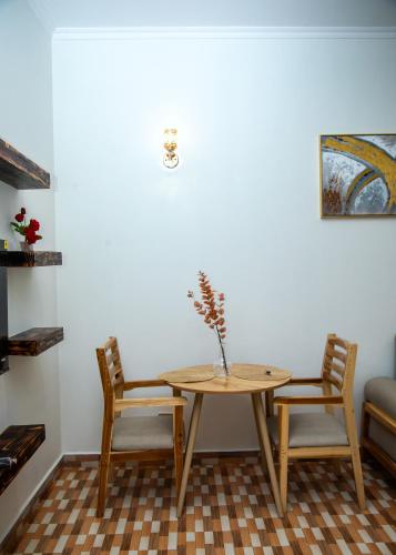 多多马JMG Homes的餐桌,两把椅子,花瓶