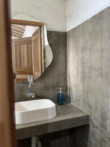 a bathroom with a sink and a mirror at Vila Kairós in Caraíva