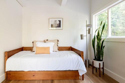 Ένα ή περισσότερα κρεβάτια σε δωμάτιο στο Modern A-Frame Cabin with Loft, Firepit and Grill