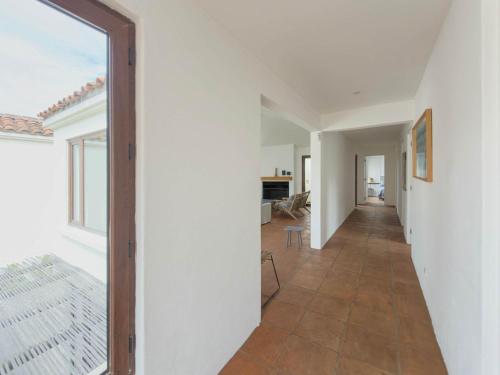 Casapueblo Rent Cachagua CP 35 في Cachagua: مدخل منزل بجدران بيضاء ونافذة