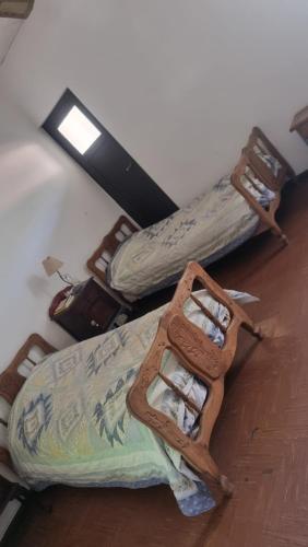 2 letti posti a sedere sul pavimento in una stanza di Mansión CA a Barraquero