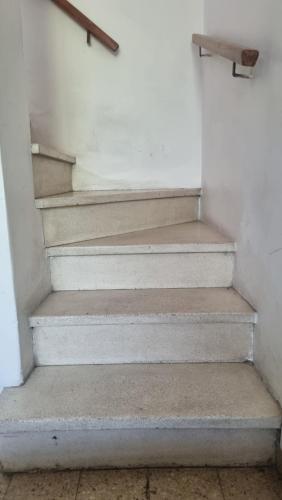 una rampa di scale in una camera di Mansión CA a Barraquero