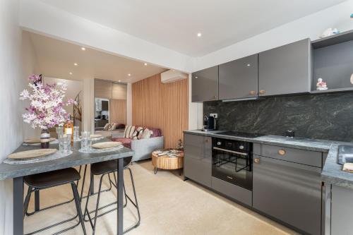 Kuchyň nebo kuchyňský kout v ubytování APPARTEMENT BANDOL CENTRE VILLE VUE MER au calme