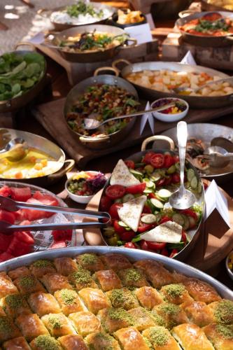 un tavolo apparecchiato con tanti tipi diversi di cibo di The Bodrum EDITION a Yalıkavak