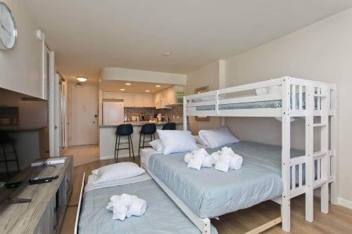 una camera con letto a castello e asciugamani di Beautiful Honolulu Waikiki Ocean View Condo a Honolulu