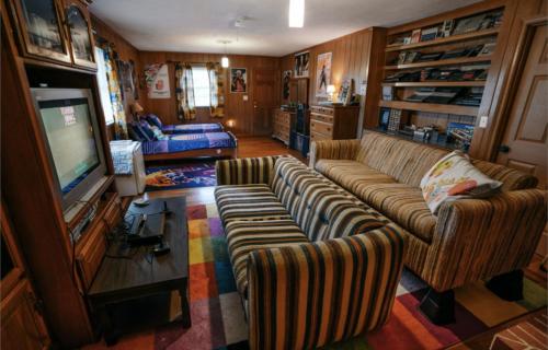 Et opholdsområde på 1980's Themed Room with MASSIVE 80's Arcade