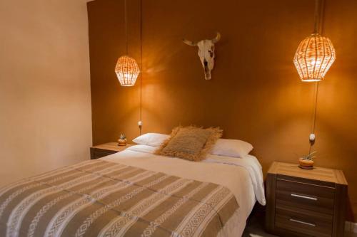 Postel nebo postele na pokoji v ubytování Cien Palmas- Authentic Mexican Casita 1 -Downtown