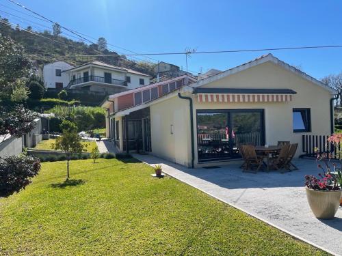 una piccola casa con cortile e patio di Maison Cosy et Moderne a Vila Real