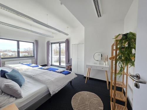 a bedroom with a large bed and a window at Große Wohnung mit Balkon nahe München in Ismaning