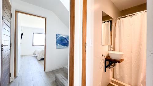 a bathroom with a sink and a mirror at Casa Altamar - Casa Con Vista Al Mar en Playa Cruz del Sur, Chapadmalal Para 6 PAX Con Parrilla y Cochera - Hola Sur in Chapadmalal