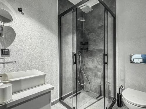 Un baño con ducha, inodoro y lavabo. en Bodrum marina, en Bodrum City