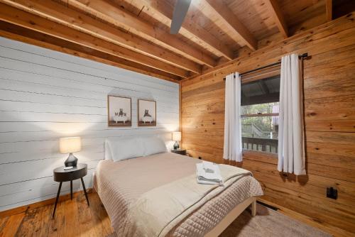 una camera da letto con un letto e una finestra di Fox Trail Cabin a New River Heights