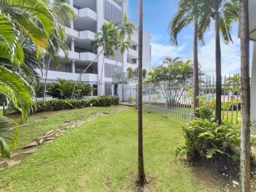 un parque con palmeras frente a un edificio en La Rada 015 Studio Apt in San Juan with Pool, en San Juan