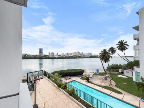 uma vista para a água a partir da varanda de um edifício em La Rada 015 Studio Apt in San Juan with Pool em San Juan