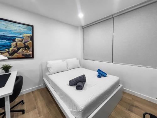 Un pat sau paturi într-o cameră la La Rada 015 Studio Apt in San Juan with Pool