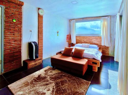 Postel nebo postele na pokoji v ubytování 1BR Private Pool Villa in Batu, Malang - Omah Susi