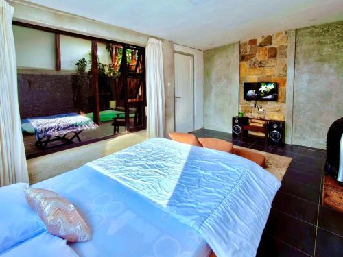 TV a/nebo společenská místnost v ubytování 1BR Private Pool Villa in Batu, Malang - Omah Susi