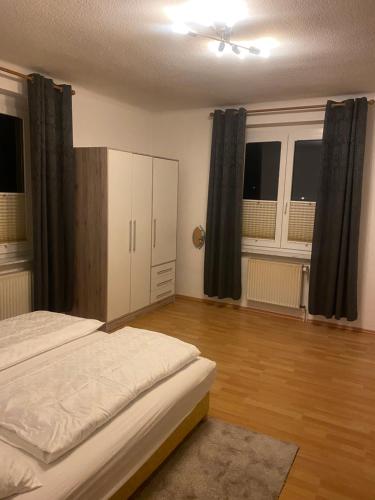 a bedroom with two beds and a ceiling fan at Ferienwohnung Fernblick in Bannewitz