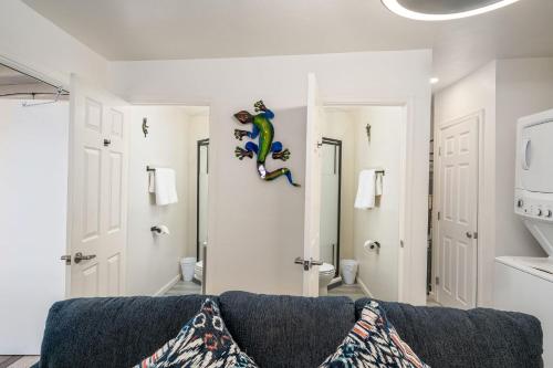 Koupelna v ubytování 3BR 2BA Cozy Home with Jacuzzi Near Downtown