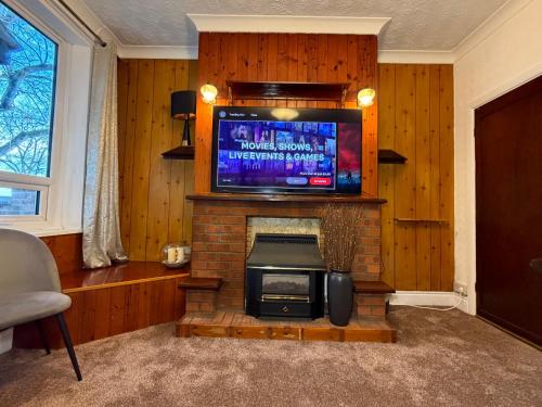 Et tv og/eller underholdning på Modern 3Bed Doncaster Home with Vintage Charm