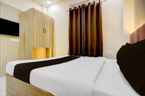 Giường trong phòng chung tại SPOT ON Ashirwad Residency