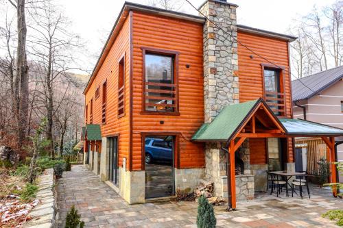 Tòa nhà nơi biệt thự tọa lạc