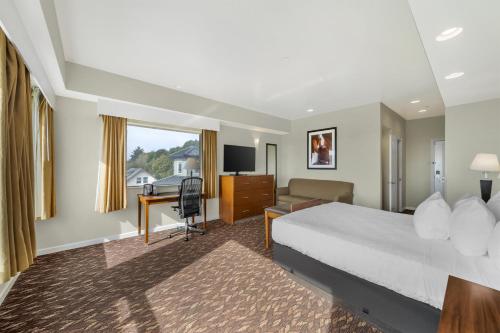 a hotel room with a bed and a desk at Best Western Plus Northwoods Inn in Crescent City