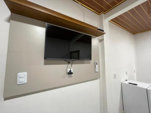 ItaquatiaraにあるHotel Suelenの部屋の壁に掛けられた薄型テレビ