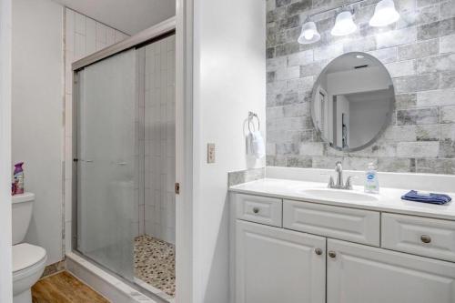 een badkamer met douche, wastafel en spiegel bij Beach-2-Green - 3BR condo w golf views & pool in Ponte Vedra Beach