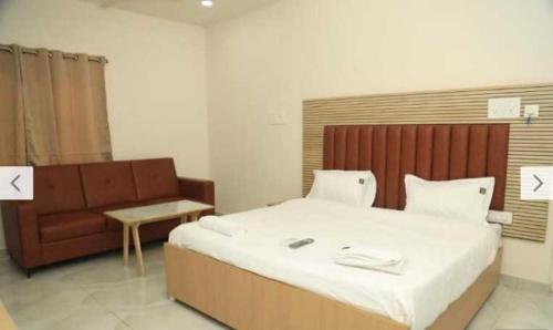 Giường trong phòng chung tại POP 84109D Hotel O Near Jodimetla X Roads