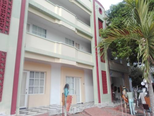 a woman standing in front of a building at Hotel Paraiso Estudios in Ricaurte