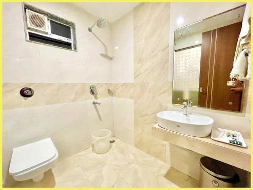 Phòng tắm tại LUXURY SEA VIEW from rooftop HOTEL K PALACE ! PURI near Swargadwar - Golden Beach - Jagannath Temple - Restaurant - Parking - Fully Air Conditioning Rooms - BEST HOTEL IN PURI