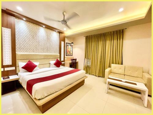 Giường trong phòng chung tại LUXURY SEA VIEW from rooftop HOTEL K PALACE ! PURI near Swargadwar - Golden Beach - Jagannath Temple - Restaurant - Parking - Fully Air Conditioning Rooms - BEST HOTEL IN PURI