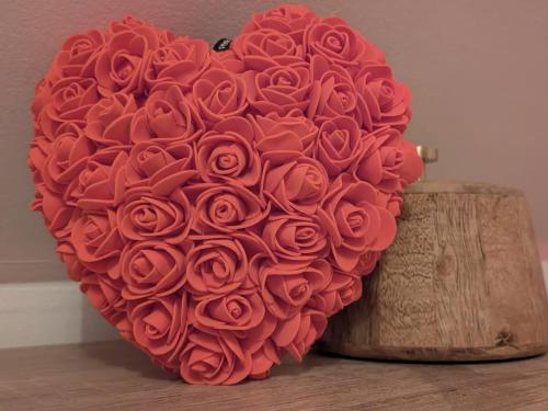 DoullensにあるLove Roomの大きなハート型の赤いバラの花束