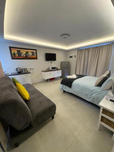 Posezení v ubytování Ocean Whisper Room 6 minutes away from the beach