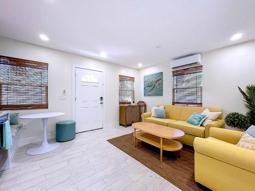 Un lugar para sentarse en Sea Gem One bed one bath charmer steps to beach