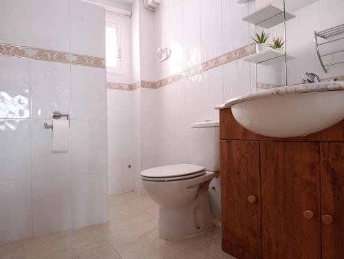 a bathroom with a toilet and a sink and a tub at El otro cielo Playamonte in Navarrés