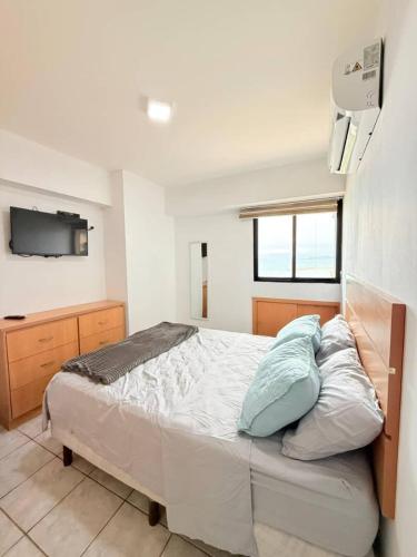 Postel nebo postele na pokoji v ubytování Cómodo apartamento en Lechería con vista al mar