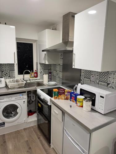 Kuchyň nebo kuchyňský kout v ubytování Stylish Modern Gatwick Studio, Free Parking, Free WiFi