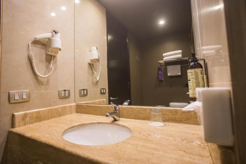 Koupelna v ubytování Mercure Santiago Centro