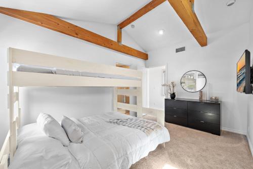 ein Schlafzimmer mit einem Etagenbett und einem Spiegel in der Unterkunft Laguna Beach Coastal Cottage in Laguna Beach